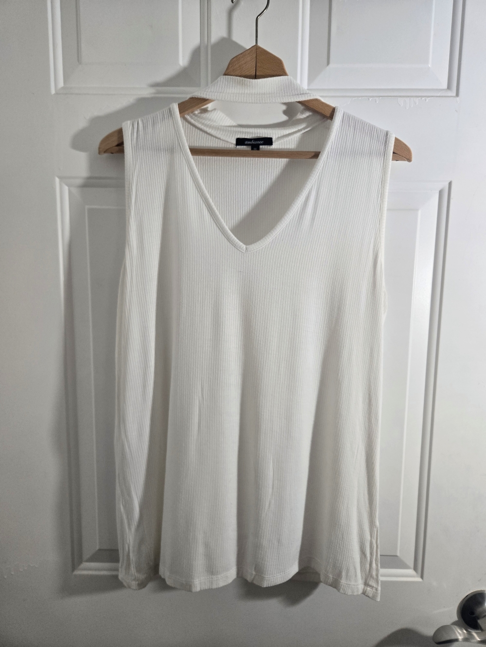White Topchoker-style V-Neck Sleeveless Top Size 1XL